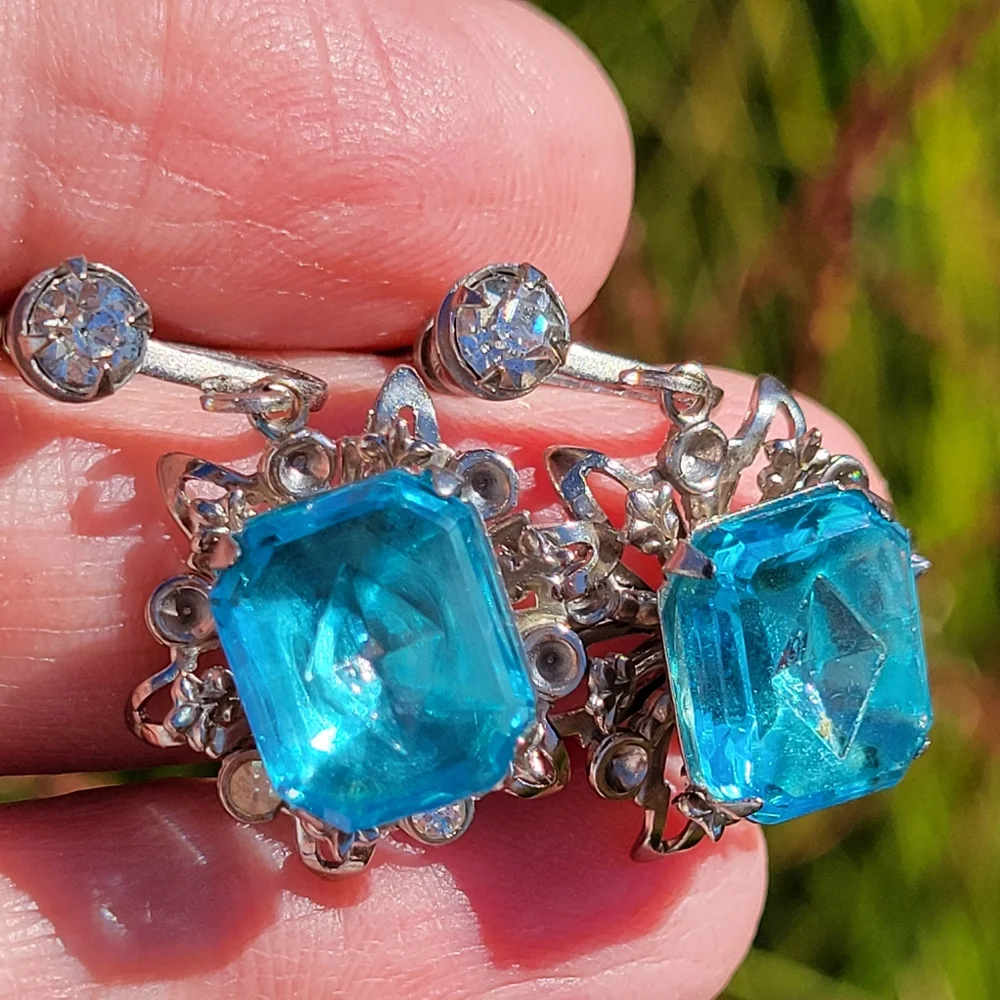 Lovely Vintage Screw-Back Earrings ~ Aquamarine Color ~ Very Pretty!